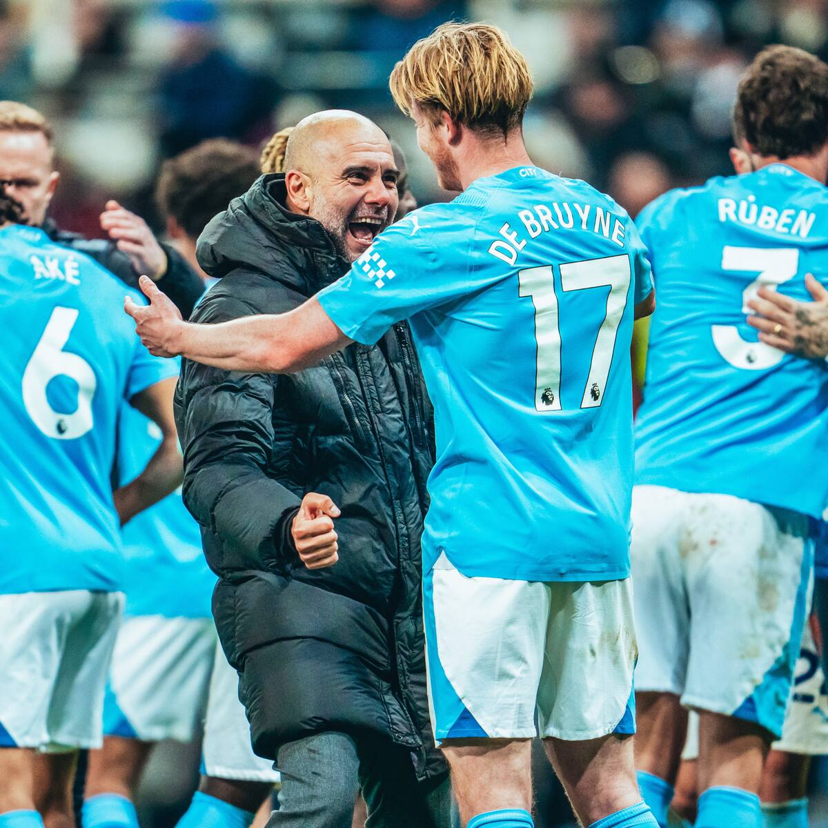 Pep Guardiola festejando junto a Kevin De Bruyne. Foto "X" Manchester City.