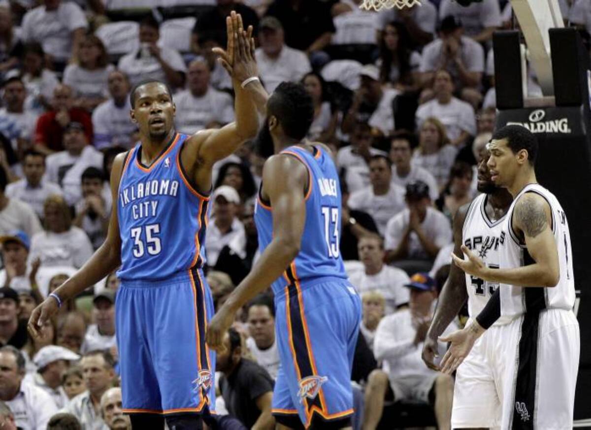 El Thunder encadeno su tercera victoría al hilo ante los Spurs, tras perder los dos primeros partidos y esstá a punto de disputar la final de la NBA. AP Eric Gay
