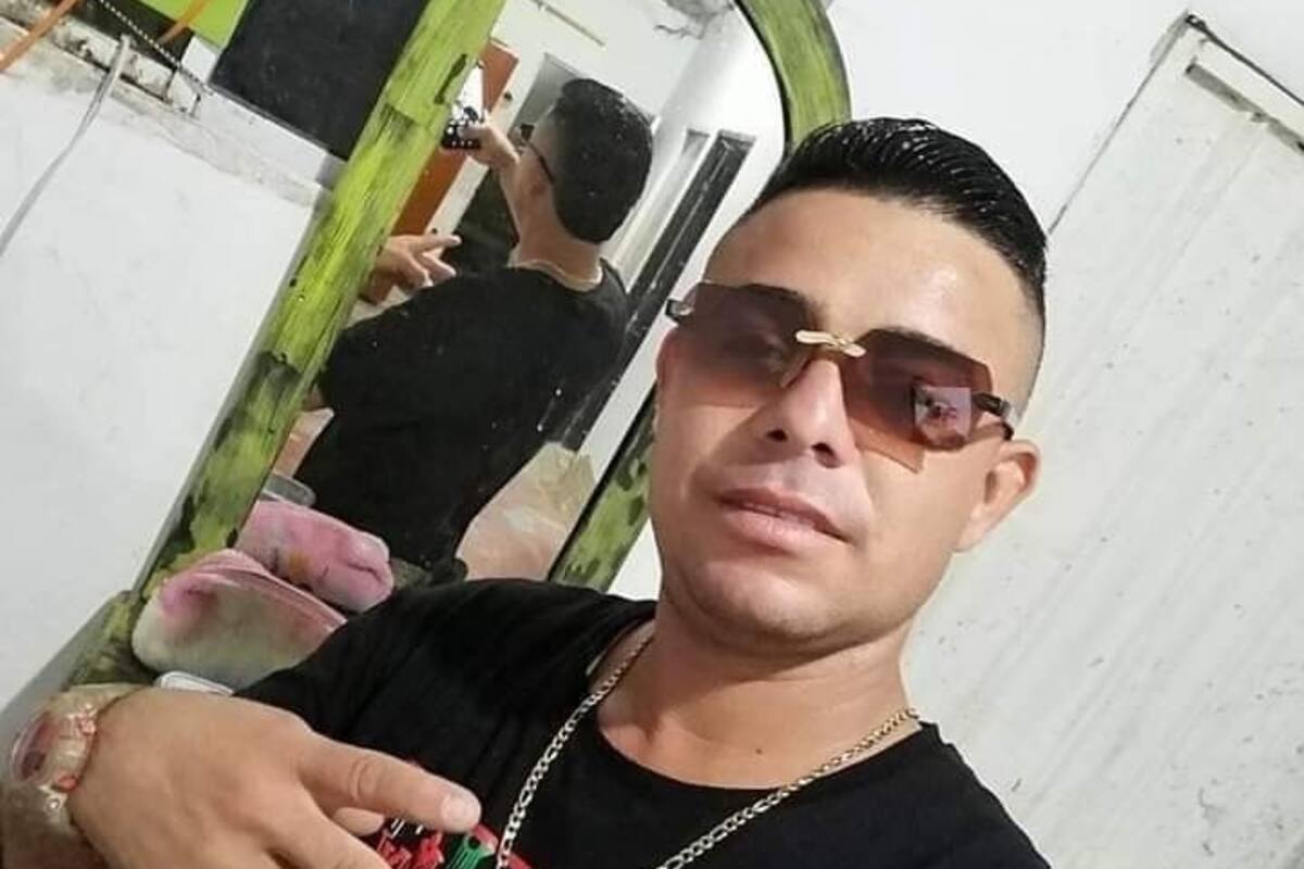 Sicarios persiguen a hombre que sacaba la basura de su casa y le dan 2 balazos