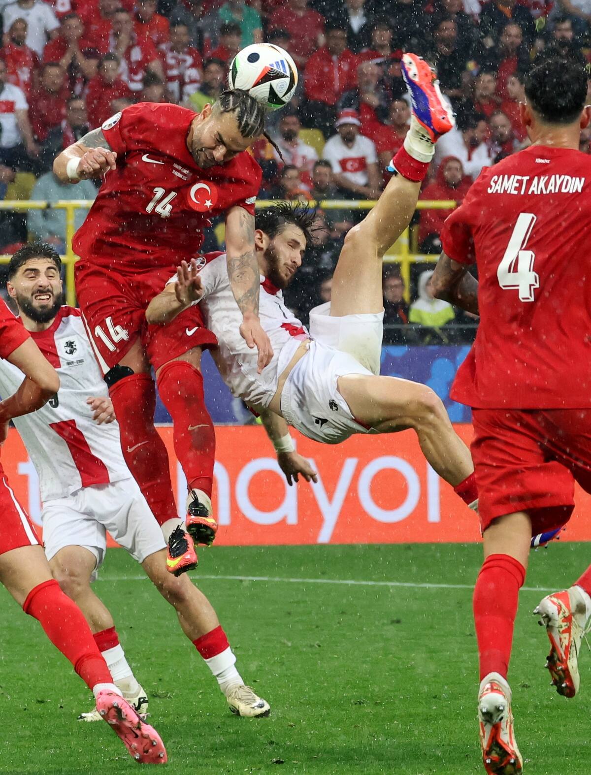 Abduelkerim Bardakci de Turquía (CL) en acción contra Khvicha Kvaratskhelia de Georgia (CR) durante el partido de fútbol del grupo F de la UEFA EURO 2024 entre Turquía y Georgia, en Dortmund, Alemania. //EFE