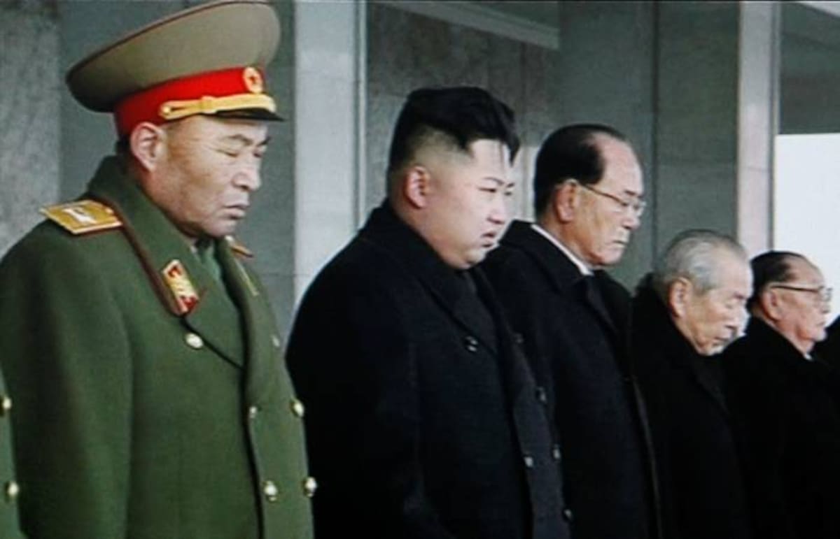 Varios altos responsables militares estaban presentes en el estrado, entre ellos el jefe del Estado Mayor, Ri Yong-ho, y el ministro de las Fuerzas Armadas, Kim Yong-chun. AP