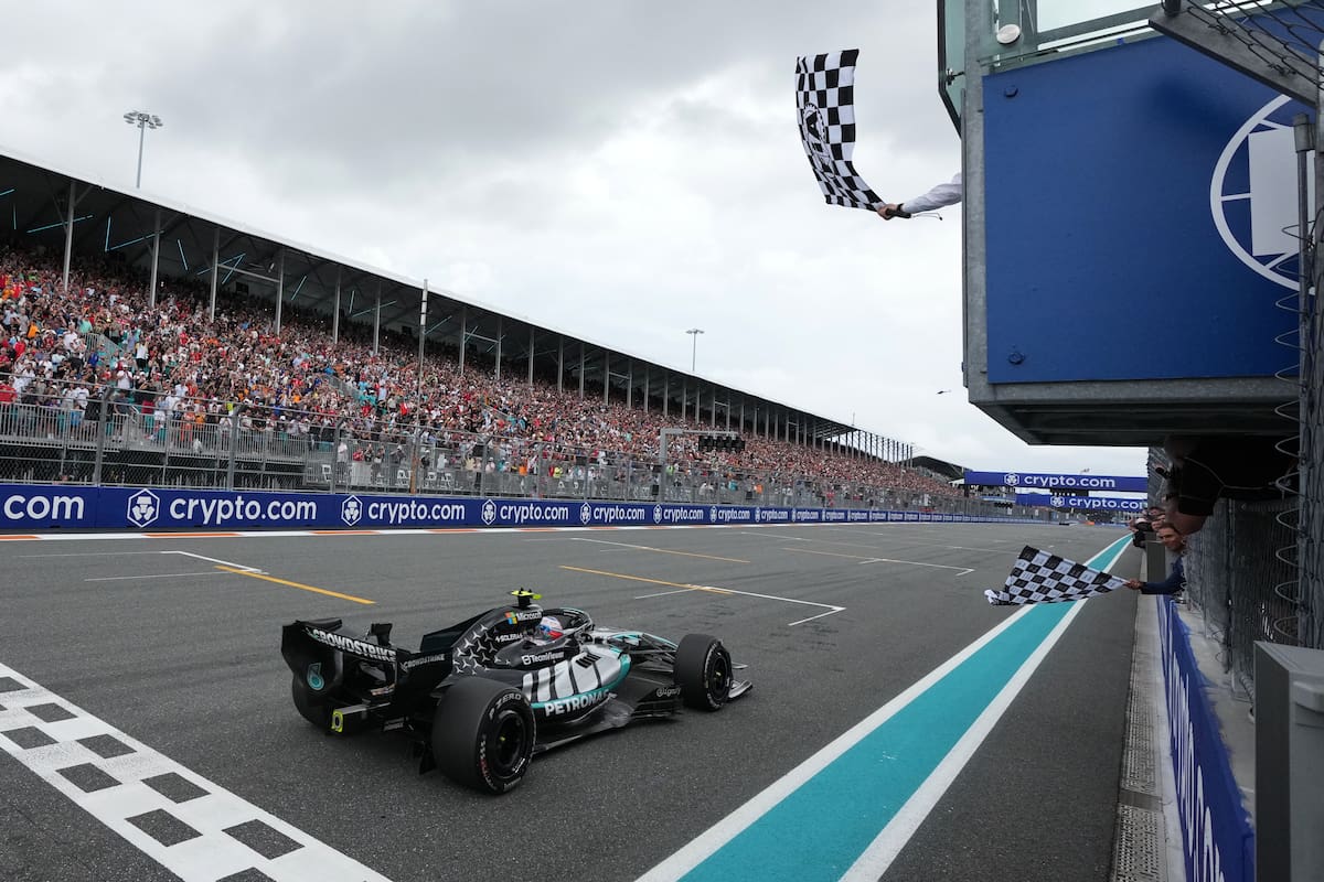 El piloto italiano Kimi Antonelli fue el primero en cruzar la meta en el Gran Premio de Miami. //Foto, AP: Rebecca Blackwell, Pool