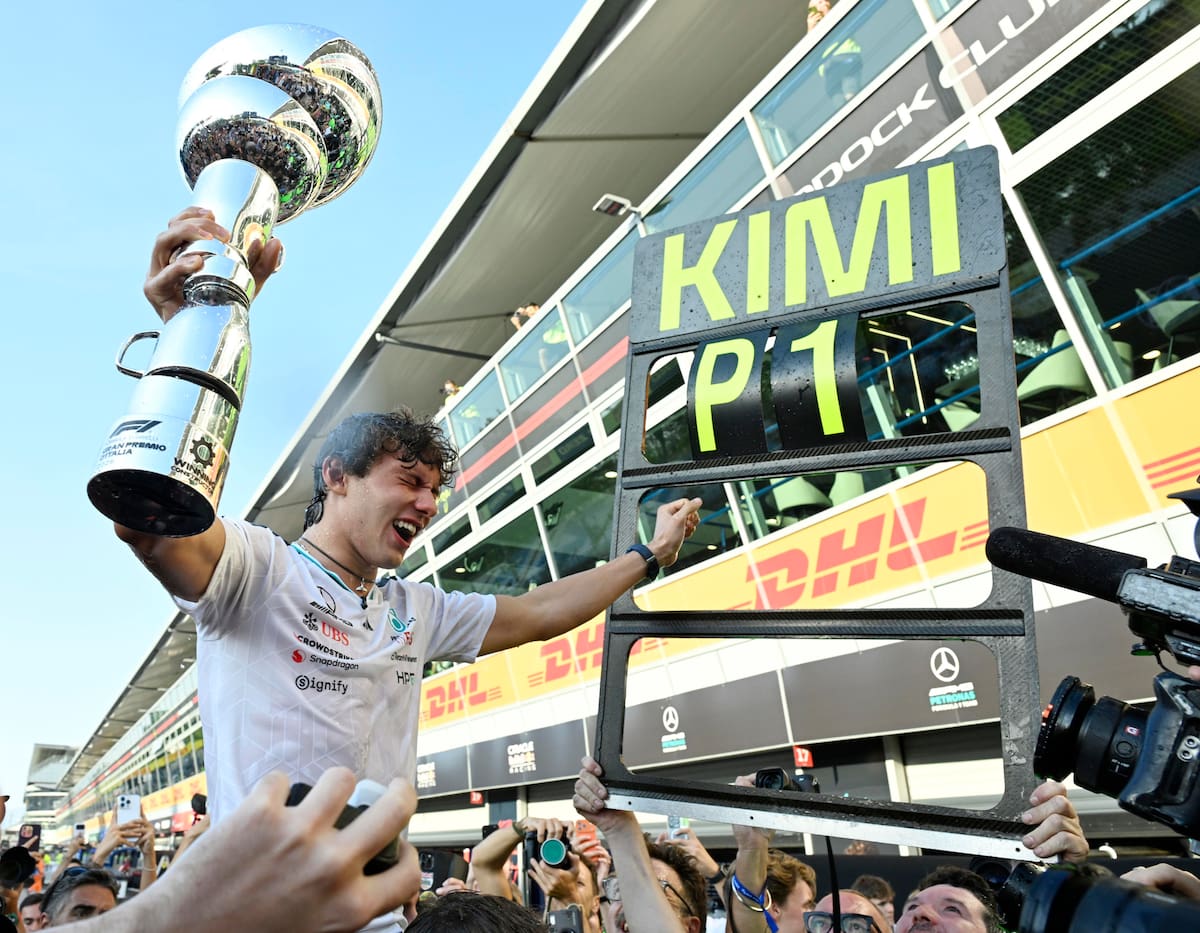 El piloto italiano de Mercedes, Kimi Antonelli, celebra con el equipo su triunfo en el Gran Premio de Italia de Fórmula Uno en Monza. //Foto, EFE: DANIEL DAL ZENNARO