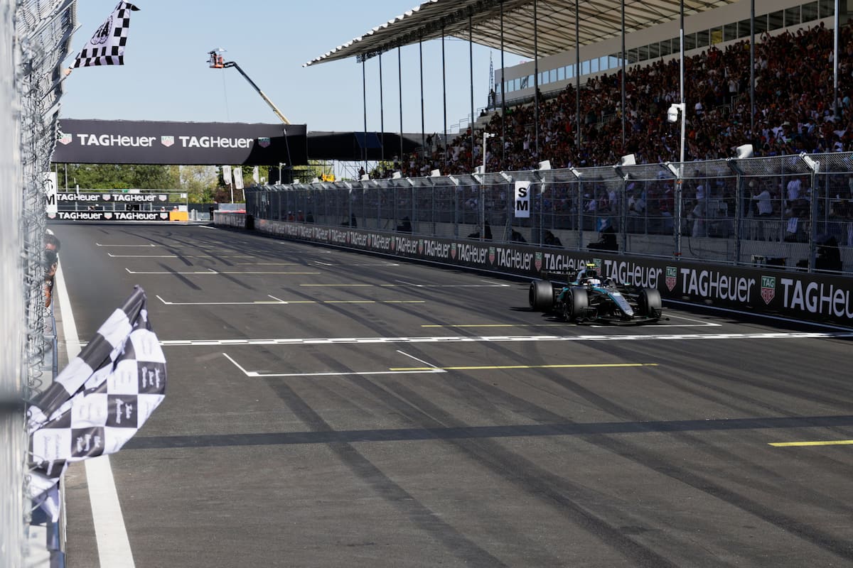 El piloto de Mercedes, el italiano Andrea Kimi Antonelli, cruza la línea de meta y gana el Gran Premio de España de Fórmula 1 en Madrid. //Foto, AP: Violeta Santos Moura/Pool