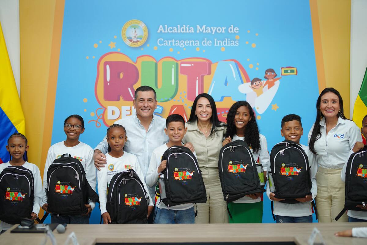 Los niños que hacen parte de la Ruta del Saber recibieron kits de viaje. // Foto: Cortesía