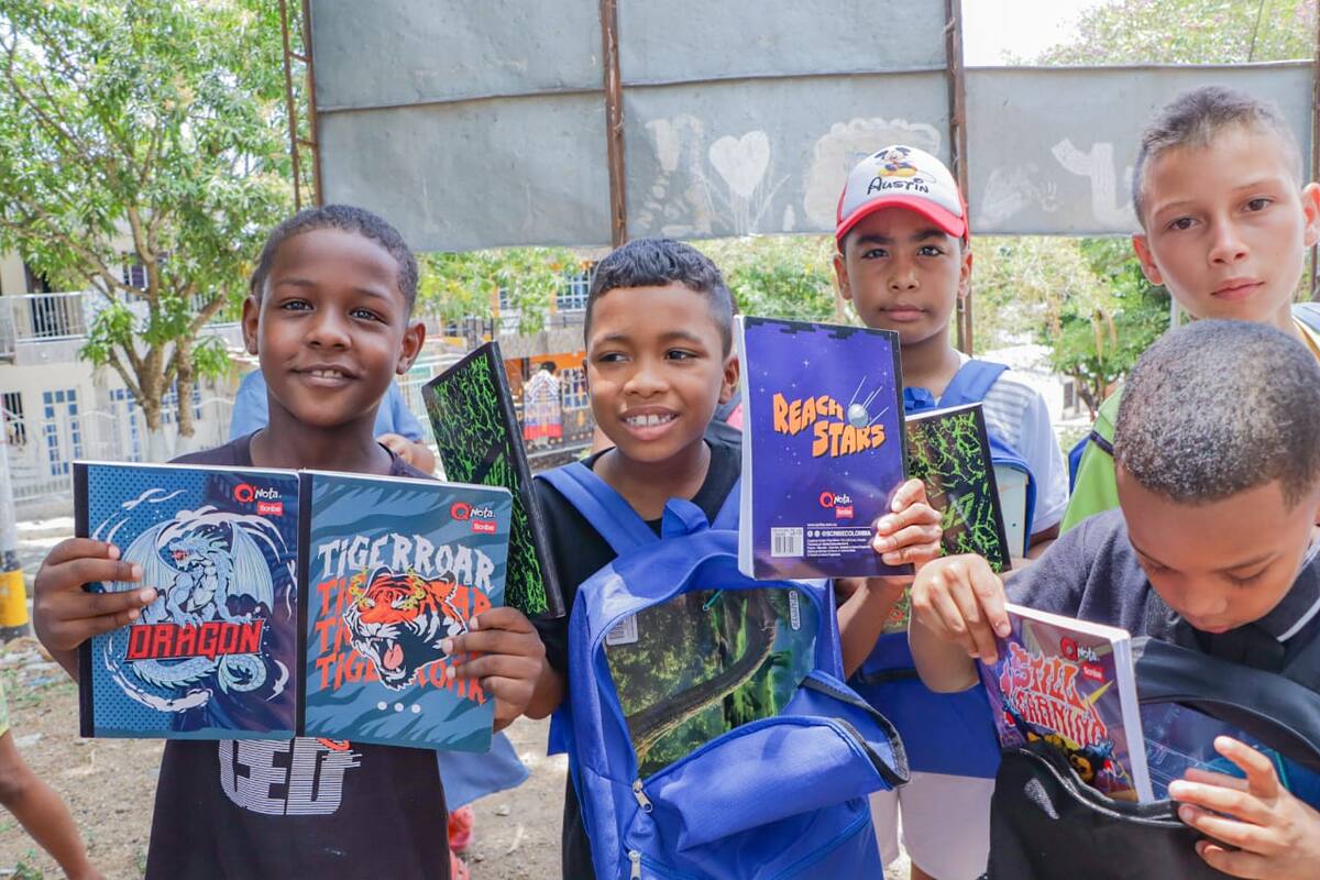 Entregan 500 kits escolares para niños y niñas en Cartagena