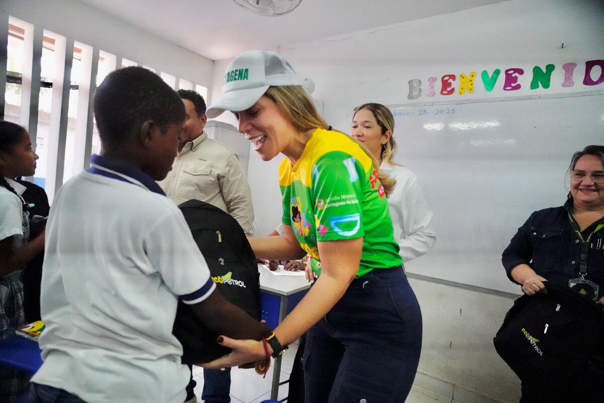 Entregan 250 kits escolares para niños y niñas en Albornoz