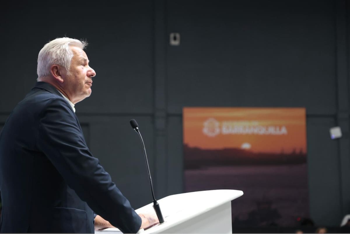 Klaus Wowereit, exalcalde de Berlín, durante su intervención en la Reunión de Alcaldes del BID que se lleva a cabo en el Pabellón de Cristal del Gran Malecón en la capital del Atlántico.//Cortesía Alcaldía de Barranquilla.
