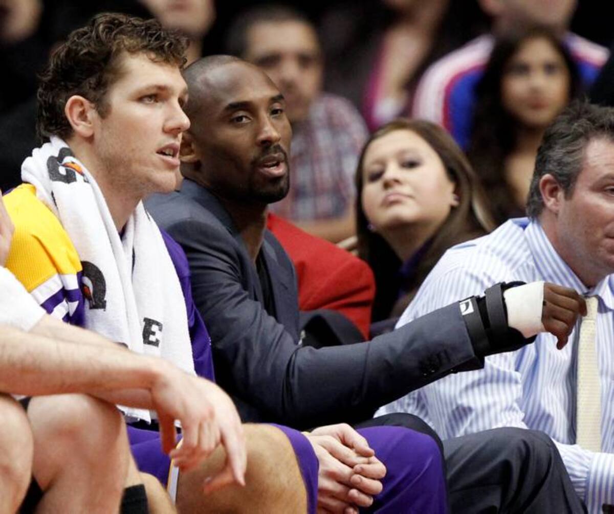 Kobe Bryant sufre un desgarro de un ligamento de la muñeca derecha, y podría quedar fuera de las canchas por tres o cuatro semanas. AP Alex Gallardo