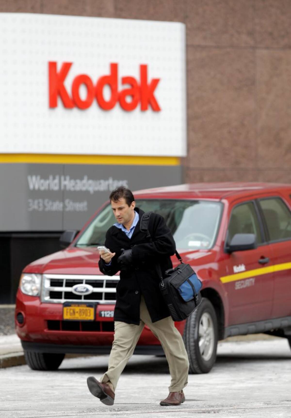 Kodak presentó su balance a principios de 2012, después de 131 años de existencia, tras haber quedado atrás en términos de desarrollo digital. La firma se juega su supervivencia con una importante reestructuración a través de la cesión o abandono de una amplia gama de actividades, con el objetivo de salir de la bancarrota este año. AP David Duprey