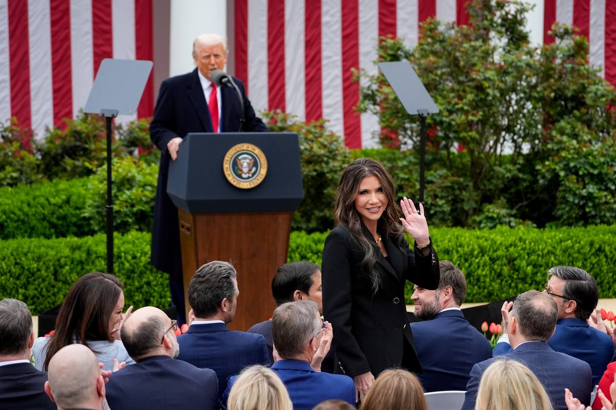 Kristi Noem, exsecretaria de Seguridad de Estados Unidos, y el presidente Donald Trump. // Foto: EFE