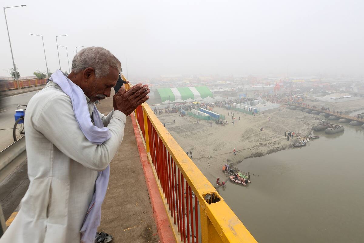 Un devoto hindú ofrece oraciones en el primer día de baño del festival Kumbh Mela en Sangam. // Foto: EFE
EFE/EPA/RAJAT GUPTA
