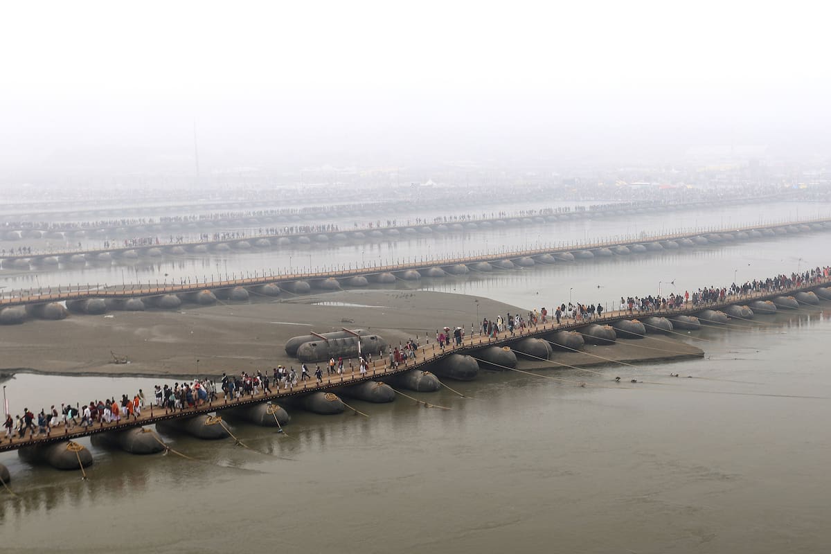 Los fieles hindúes cruzan puentes pontones en el primer día del festival Kumbh Mela. // Foto: EFE