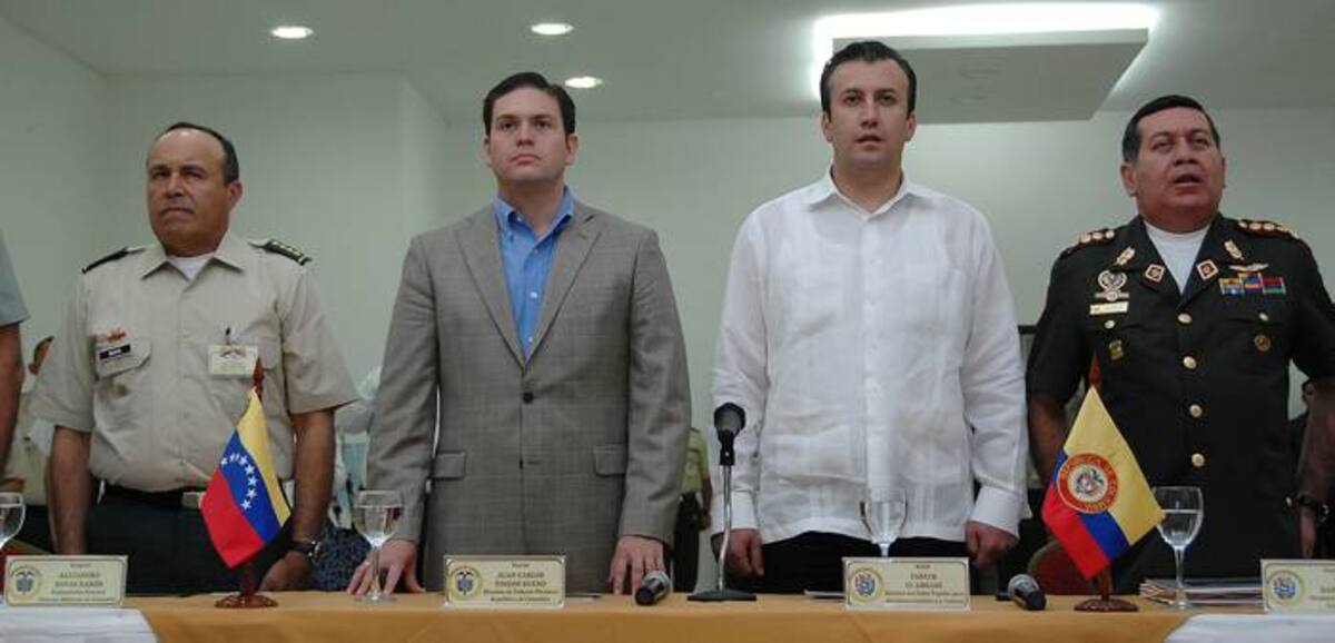 Comandante Alejandro Navas, ministro de Defensa de Colombia Juan Carlos Pinzon, ministro de interior de Venezuela Tareck El Aissami y ministro de Defensa de Venezuela Henry Rangel. AFP HO