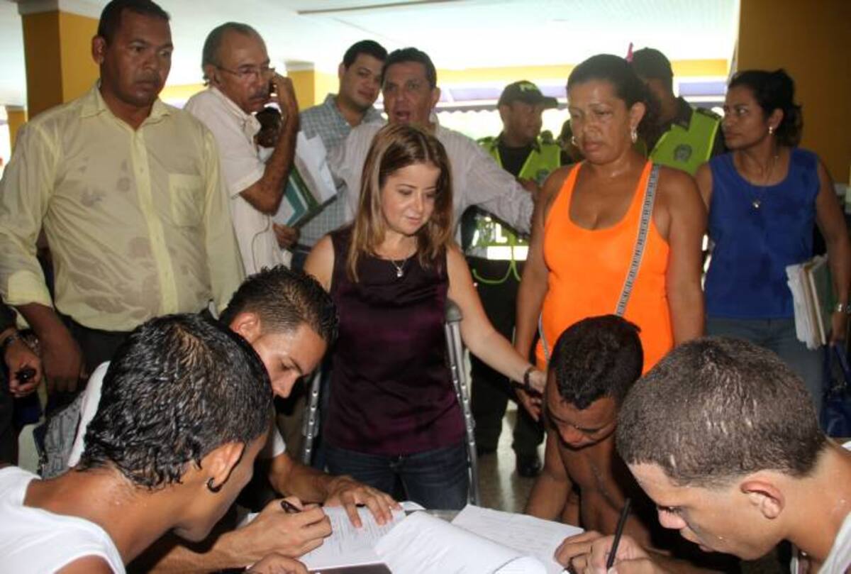 Elsa Noguera De la Espriella, alcaldesa de Barranquilla, junto a los jóvenes pandilleros. COLPRENSA
