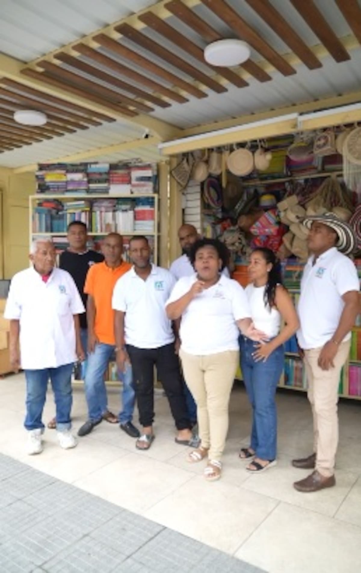 La Asociación de Comerciantes de Libros y Artesanías del Parque Centenario de Cartagena de Indias (Asolibreros del Centenario). // Foto: cortesía Asolibreros