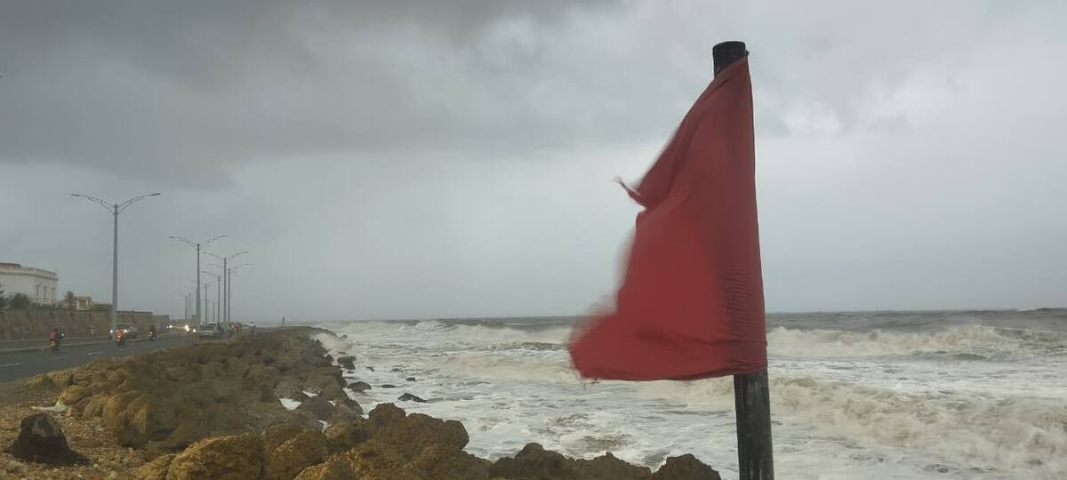 La bandera roja en la playa significa peligro extremo y prohibición total de baño. // Foto: Óscar Díaz Acosta - El Universal