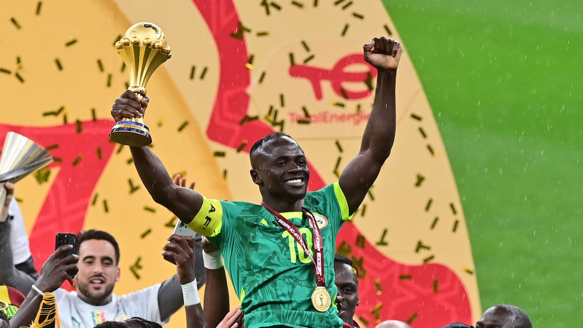 El jugador de Senegal Sadio Mane levanta la Copa África. //Foto, EFE: JALAL MORCHIDI