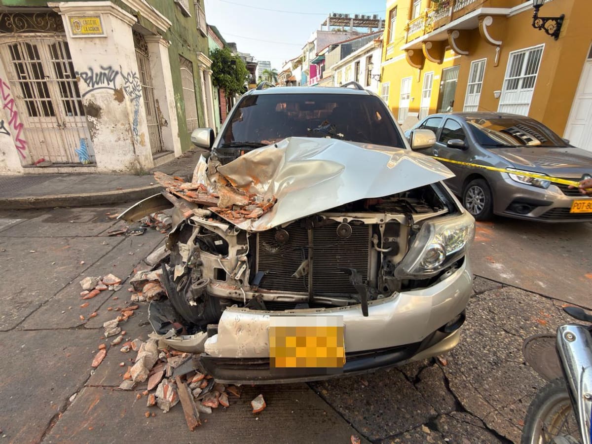 La camioneta que resultó impactada por el desplome de un balcón en Getsemaní. // Foto: cortesía - DATT
