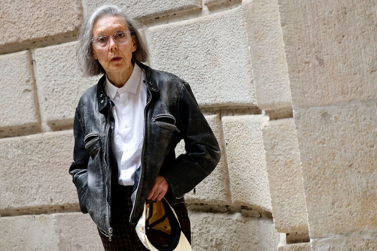 La canadiense Anne Carson, una de las poetas más prestigiosas del mundo y ahora Premio Nobel de Literatura, el 12 de mayo de 2025 en Barcelona (España). //Foto: EFE.