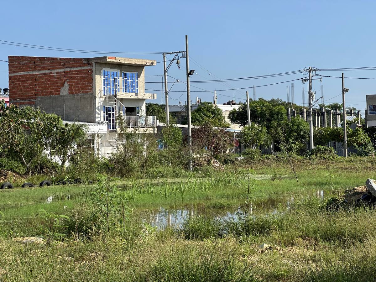 La cancha está totalmente inundada y hoy parece una laguna. // Foto: Carlos Torres - El Universal