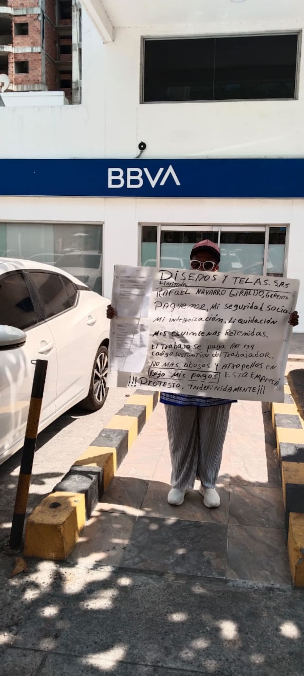 La ciudadana, Ana Sánchez, protestó en Bocagrande por presuntos incumplimientos laborales. // Foto: cortesía - Ana Sánchez