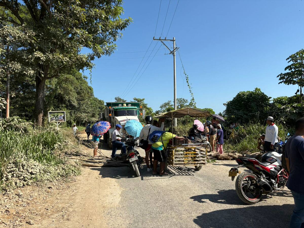 La comunidad de El Hobo bloqueó la vía entre La Cordialidad y la Vía al Mar. // Foto: cortesía - comunidad