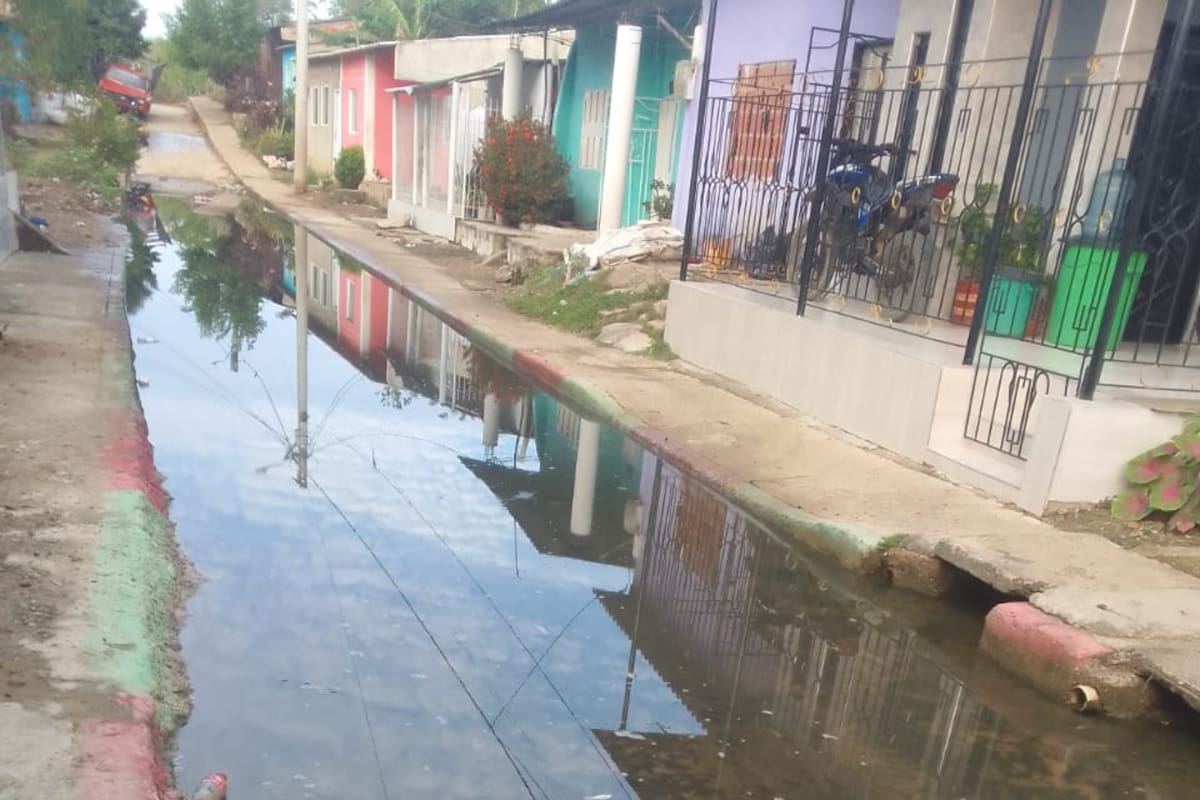 Comunidad en Clemencia pide solución a aguas residuales estancadas
