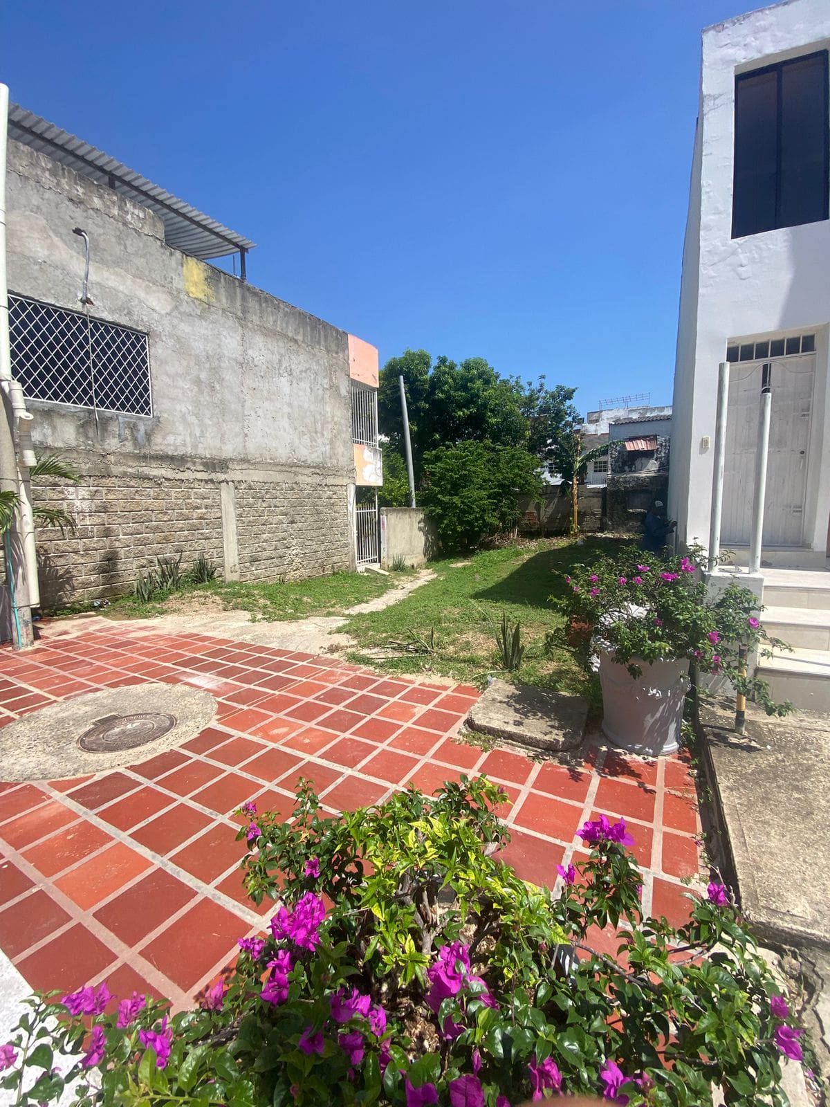 La comunidad pide la construcción de un parque infantil en un lote sin uso. // Foto: cortesía