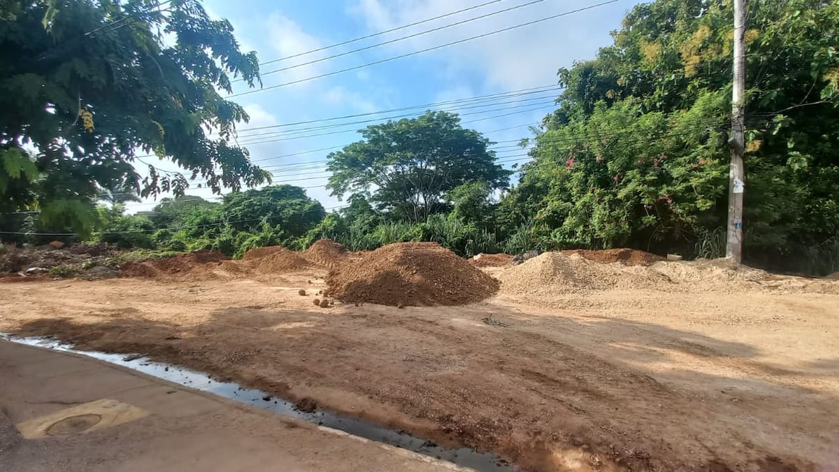 Los vecinos afirman que no es posible el tránsito de ambulancias ni de camiones de basura por esta calle. // Foto: cortesía.
