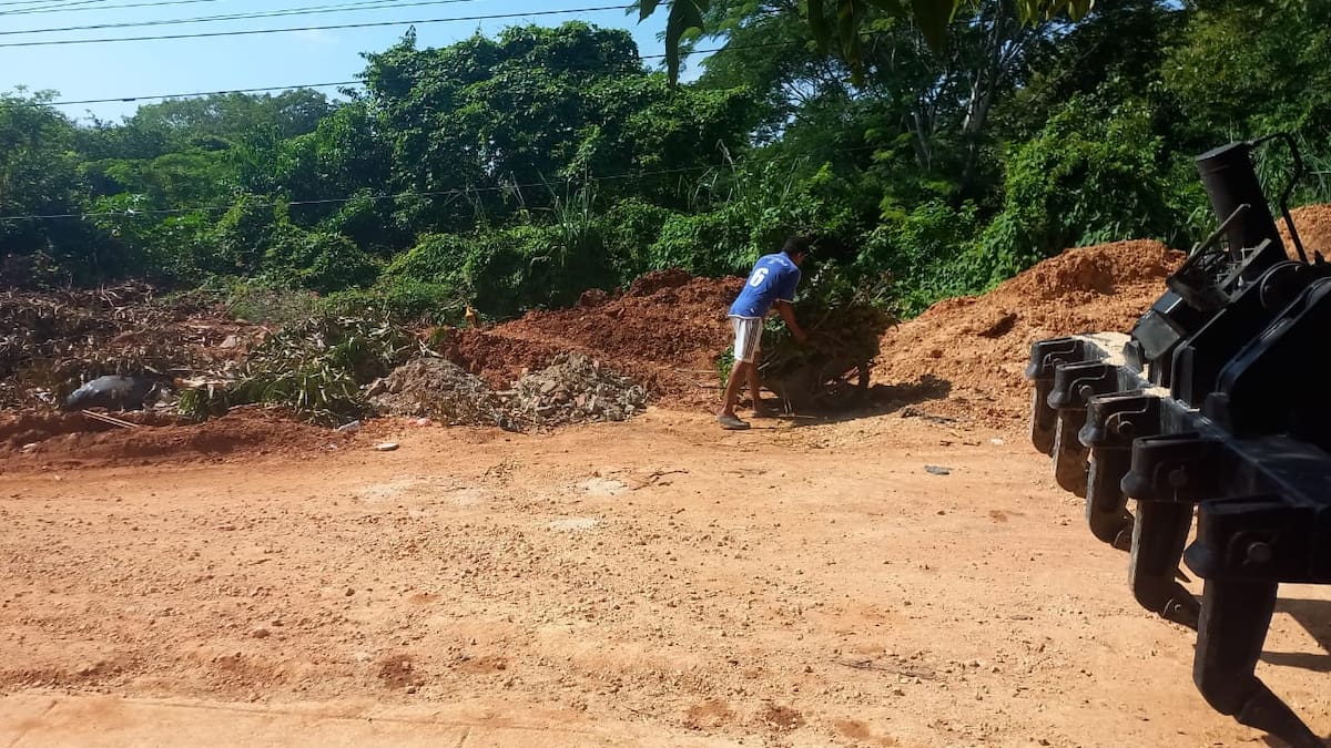 Debido al abandono de la vía, algunas personas han tomado este espacio como basurero satélite. // Foto: cortesía: