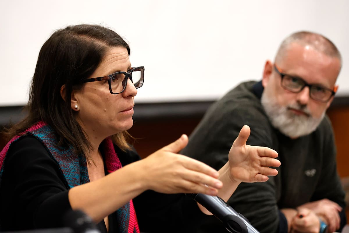 La directora para las Américas de Human Rights Watch (HRW), Juanita Goebertus, habla durante la presentación del informe "Pensé que nunca volvería a ver a mi mamá", que advierte del aumento del reclutamiento de niños por parte de grupos armados en el país con unos 1.500 casos desde 2021, este lunes en Bogotá (Colombia). // Foto: EFE/ Mauricio Dueñas Castañedañ.
