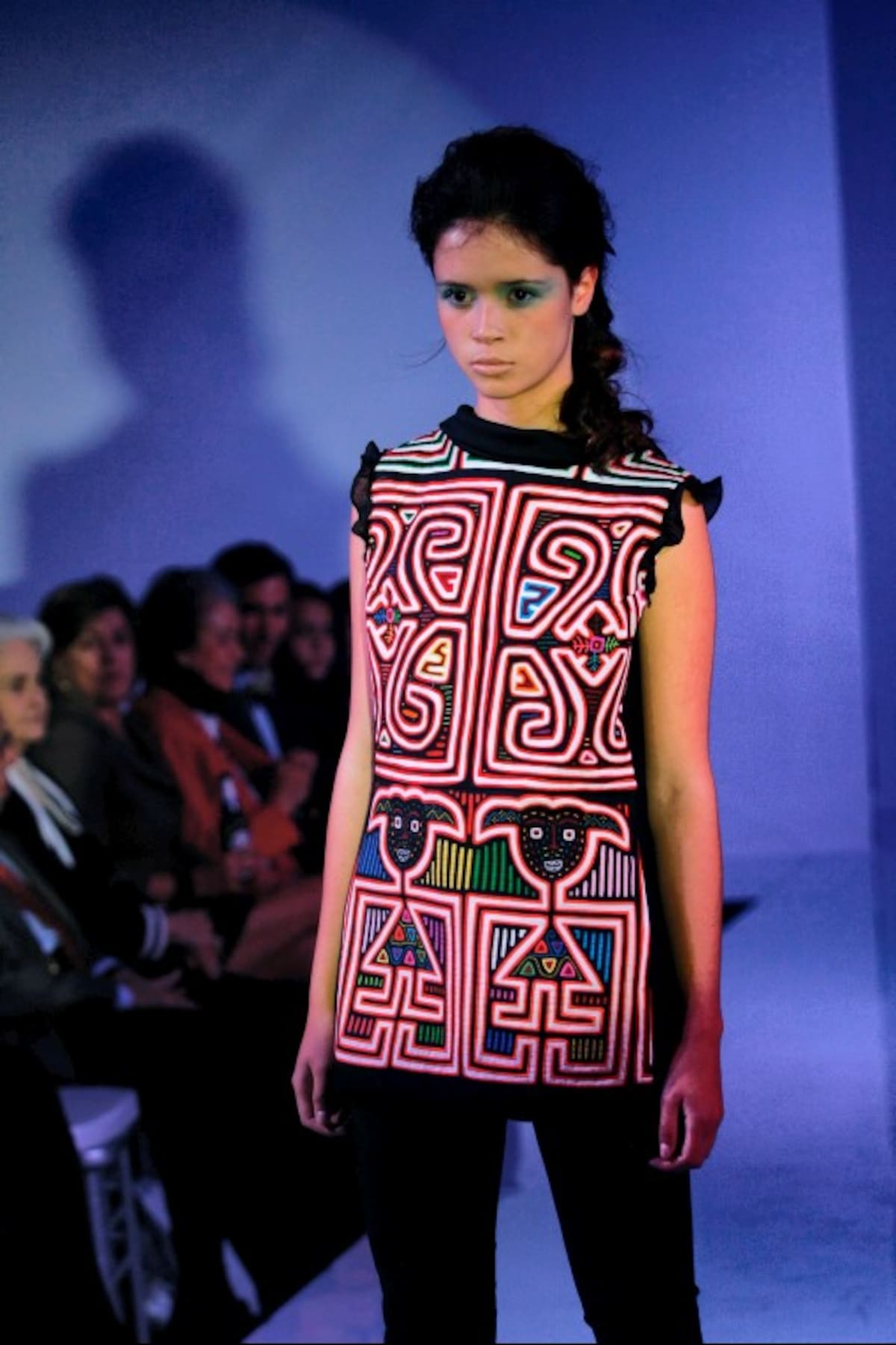 Los conceptos que rigieron la moda en los años 70 y en la que predominan detalles gráficos regirá la colección de Amelia Toro en Medellín.