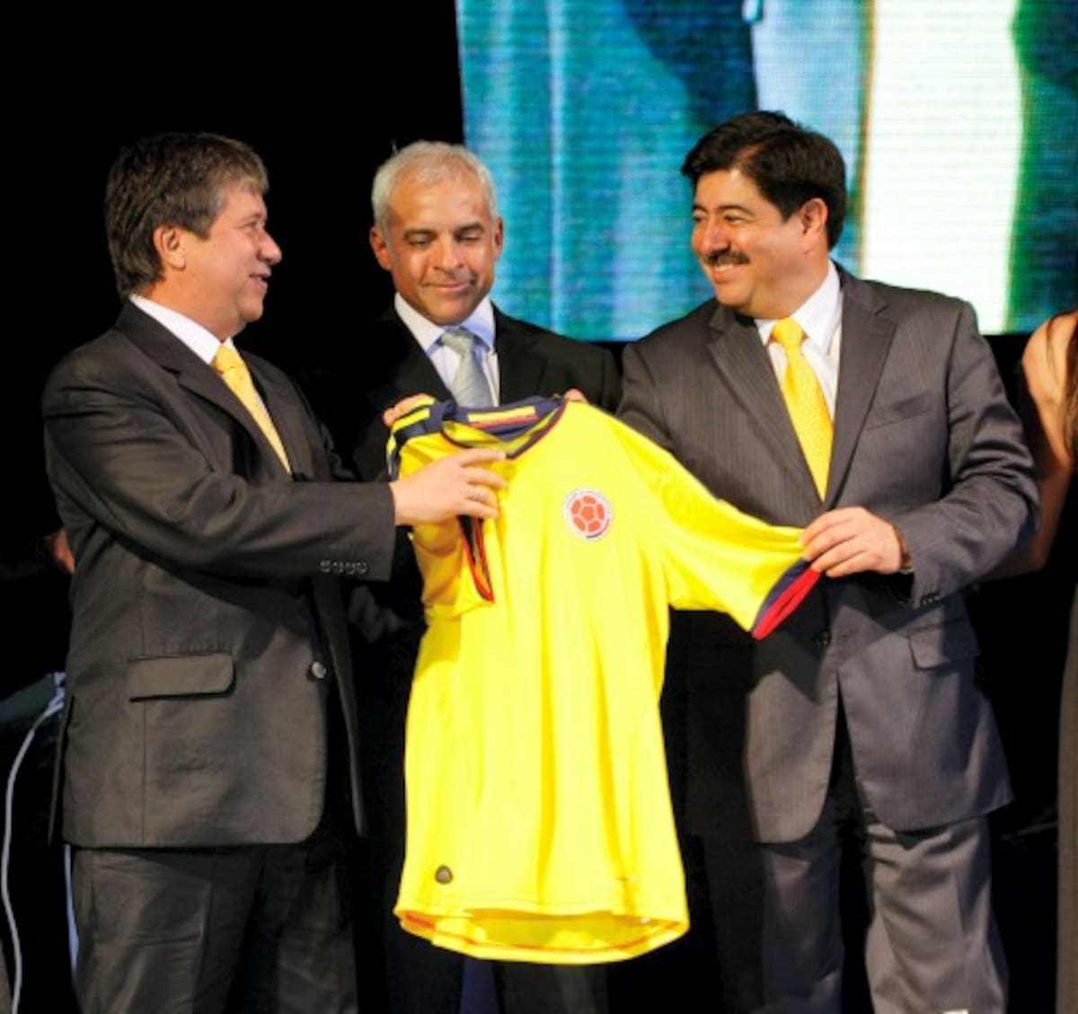 Al lanzamiento asistieron el director técnico Hernán Dario Gómez; Luis Bedoya, presidente de la Fedefútbol y Federico Sarmiento, gerente de Adidas Colombia. COLPRENSA