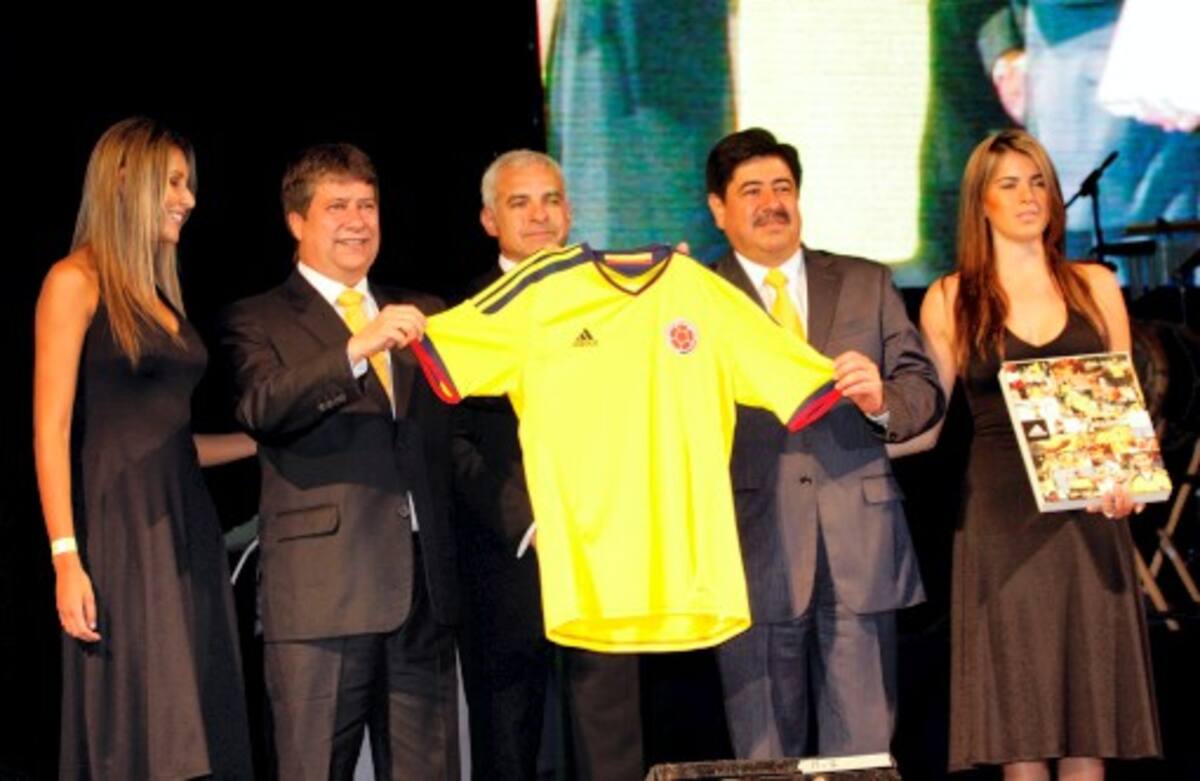 La empresa de prendas y calzado deportiva alemana Adidas, realizó la presentación de la indumentaria que lucirán los equipos de la selecciones Colombia de fútbol, en las diversas categorías. Al lanzamiento asistieron el director técnico Hernán Dario Gómez; Luis Bedoya, presidente de la Fedefútbol y Federico Sarmiento, gerente de Adidas Colombia. COLPRENSA