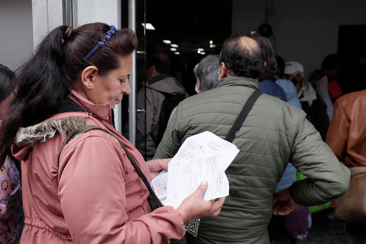 Una mujer hace fila para reclamar medicamentos este viernes, en Bogotá (Colombia). EFE/ Carlos Ortega
