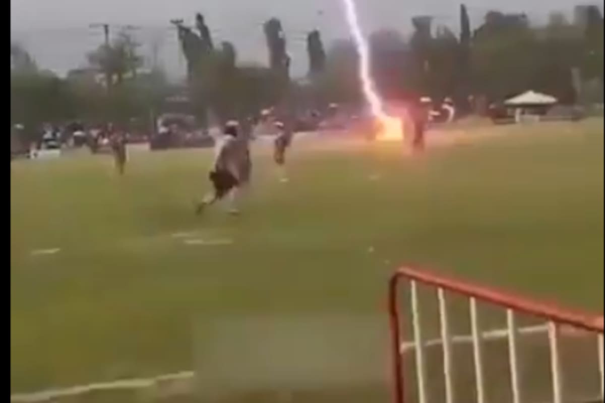 Tragedia en el fútbol: Muere un jugador de 24 años al ser alcanzado por un rayo en pleno partido