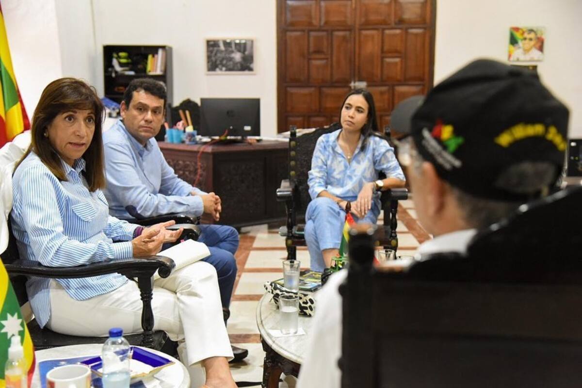 De derecha a izquierda: el exalcalde de Cartagena, William Dau Chamat, la exjefe de la Oficina Asesora Jurídica, Myrna Martínez Mayorga, y el equipo jurídico del Distrito, se reunieron con la directora general de la Agencia Nacional de Defensa Jurídica del Estado (ANDJE), Martha Lucía Zamora Ávila, y el Director de Defensa Jurídica Nacional, César Augusto Méndez. // Redes sociales