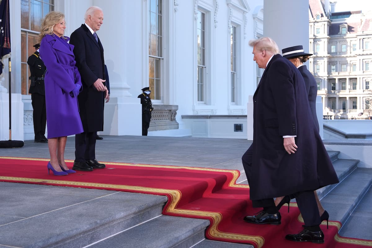 El presidente Joe Biden, en el centro a la izquierda, y la primera dama Jill Biden, a la izquierda, saludan al presidente electo Donald Trump, en el centro a la derecha, y a Melania Trump, a la derecha, al llegar a la Casa Blanca. //AP