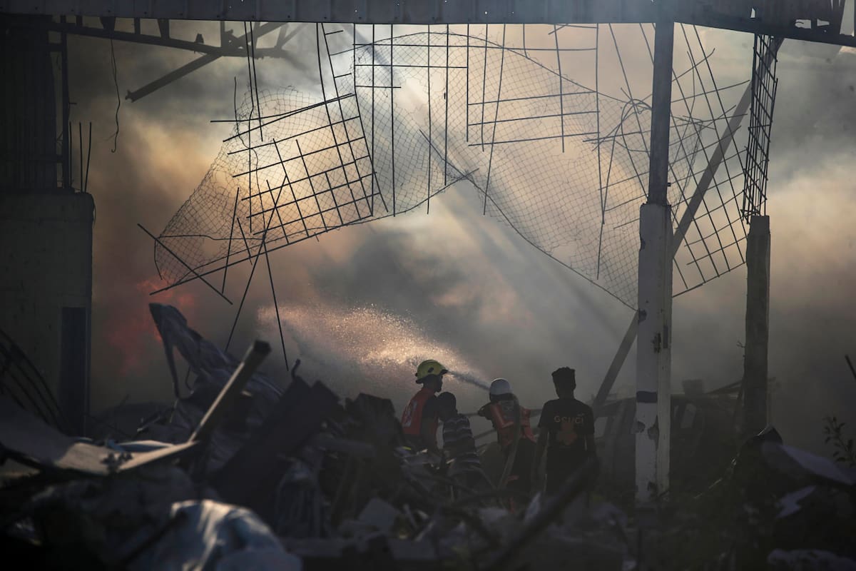 Palestinos inspeccionan los escombros de un edificio destruido tras un ataque aéreo israelí en el barrio de Al-Zawaida, en el centro de la Franja de Gaza. //EFE