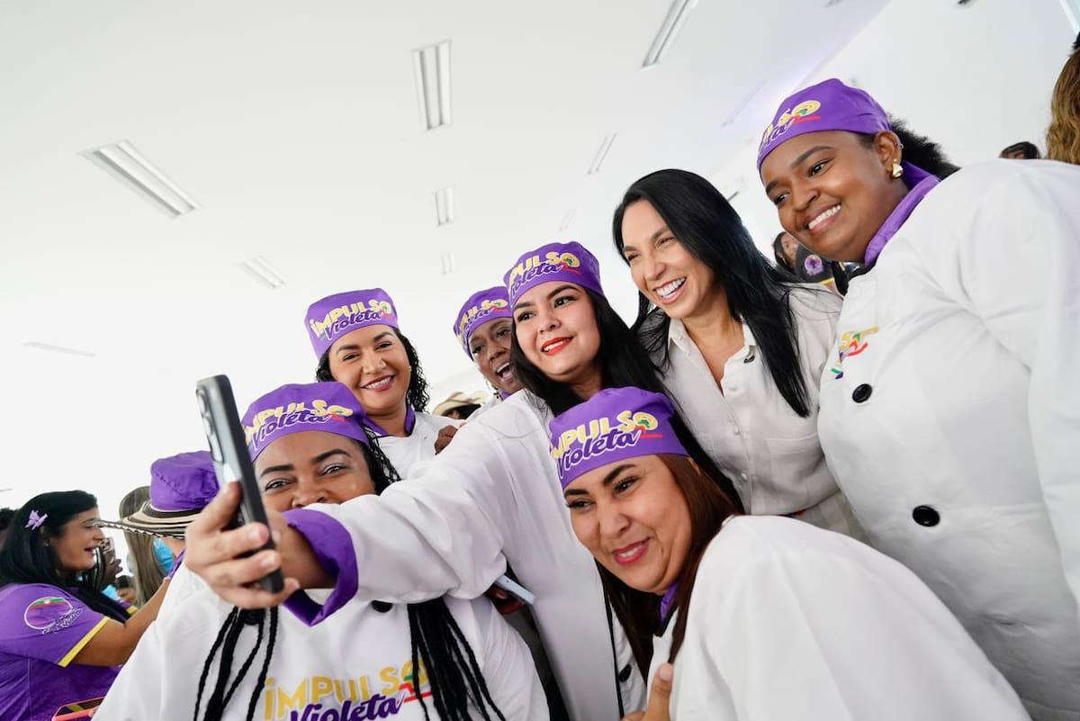 La gestora social Liliana Majana con beneficiarias de programas del Distrito de Cartagena. // Cortesía Alcaldía