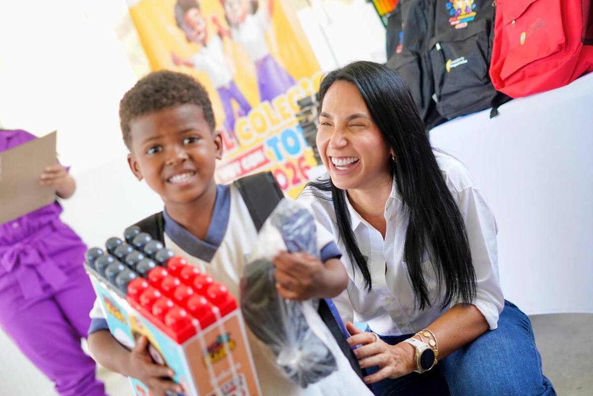 La gestora social Liliana Majana en la entrega de kits escolares a niños en colegio de Cartagena. // Cortesía Alcaldía