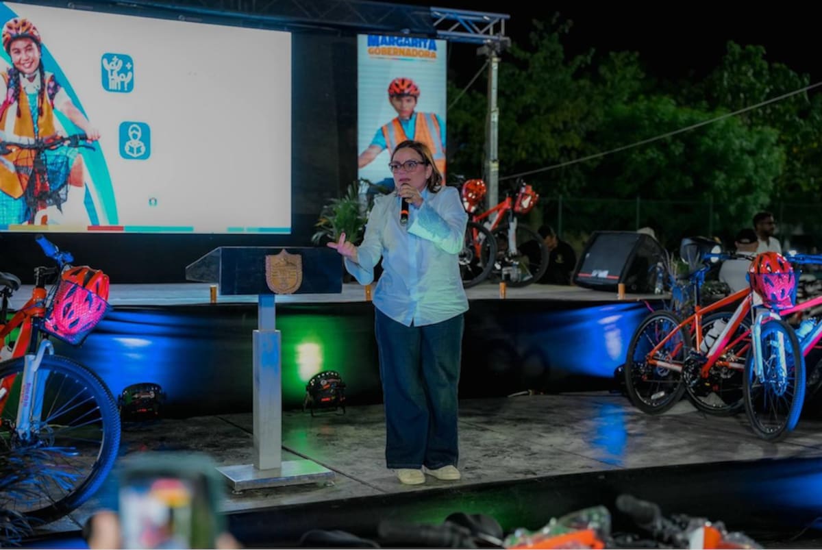 La gobernadora del Magdalena, Margarita Guerra Zúñiga, hizo entrega de las bicicletas para estudiantes de los municipios del departamento que les toca caminar mucho trayecto para llegar a sus colegios. //DPGDM.