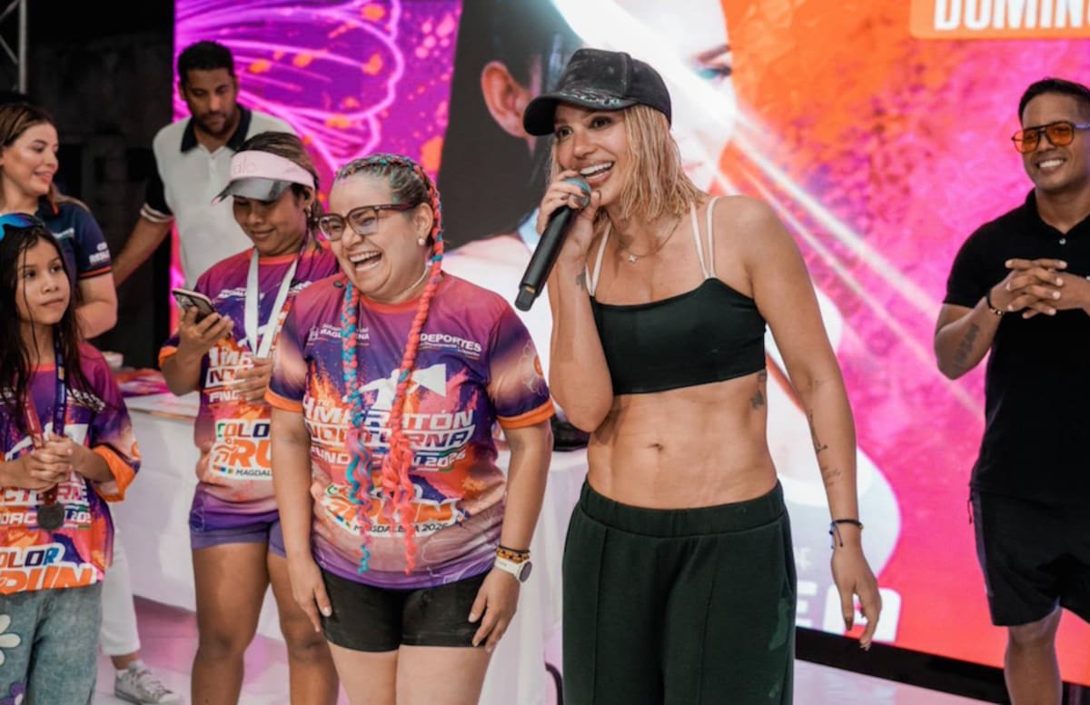 La gobernadora Margarita Guerra junto a la influencer colombiana Andrea Valdiri durante el acto de premiación de la IV Maratón Nocturna Fundación 2026 y la Color Run Magdalena 2026.//Cortesía Gobernación del Magdalena.