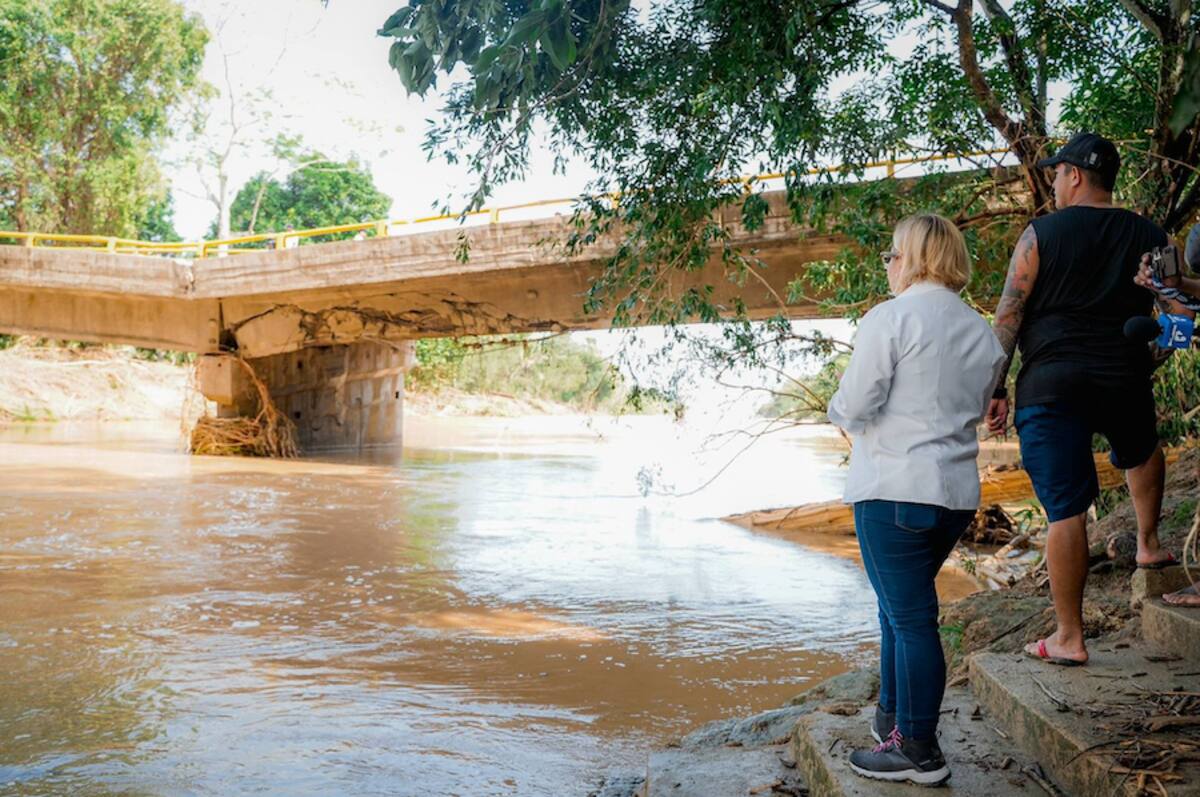 La gobernadora Margarita Guerra visitó el puente en el sector de Mendihuaca, de la vía Santa Marta-Palomino, el cual colapsó por la cantidad de lluvia que cayó en el Caribe colombiano.//Cortesía PGDMG.