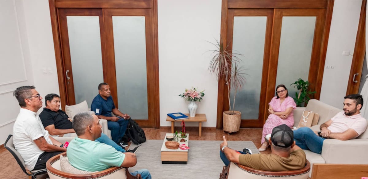 Aspecto de la reunión de la gobernadora Margarita Guerra y el director de Indeportes, con los representantes de las ligas deportivas con los que se comprometió a revisar las necesidades presupuestales para 2027.//DCGDM.