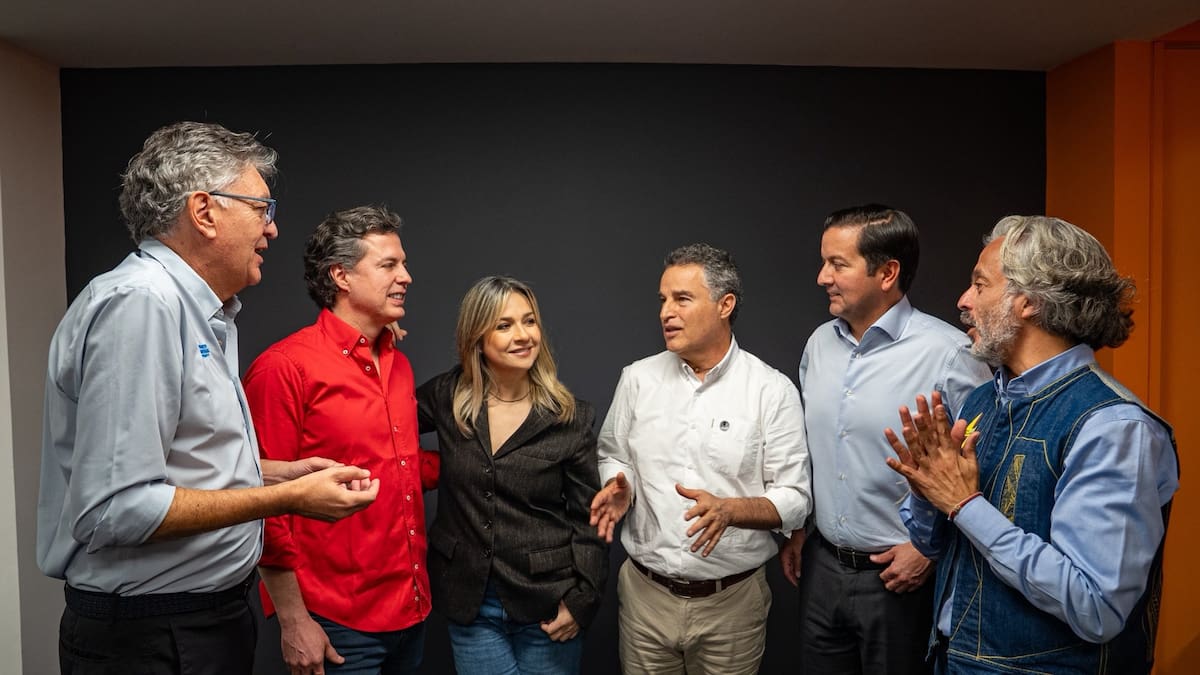 Los precandidatos Juan Manuel Galán, David Luna, Juan Daniel Oviedo, Mauricio Cárdenas, Aníbal Gaviria y Vicky Dávila confirmaron su participación conjunta en la consulta interpartidista. // Foto: Redes sociales candidatos.