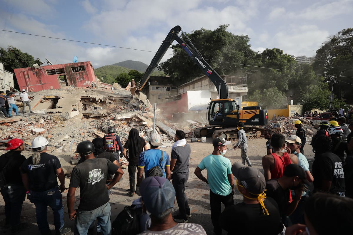 La Guaira colapsa entre la gente que llegó a apoyar y el desespero por ayuda. // Foto: EFE/ Ronald Peña R.