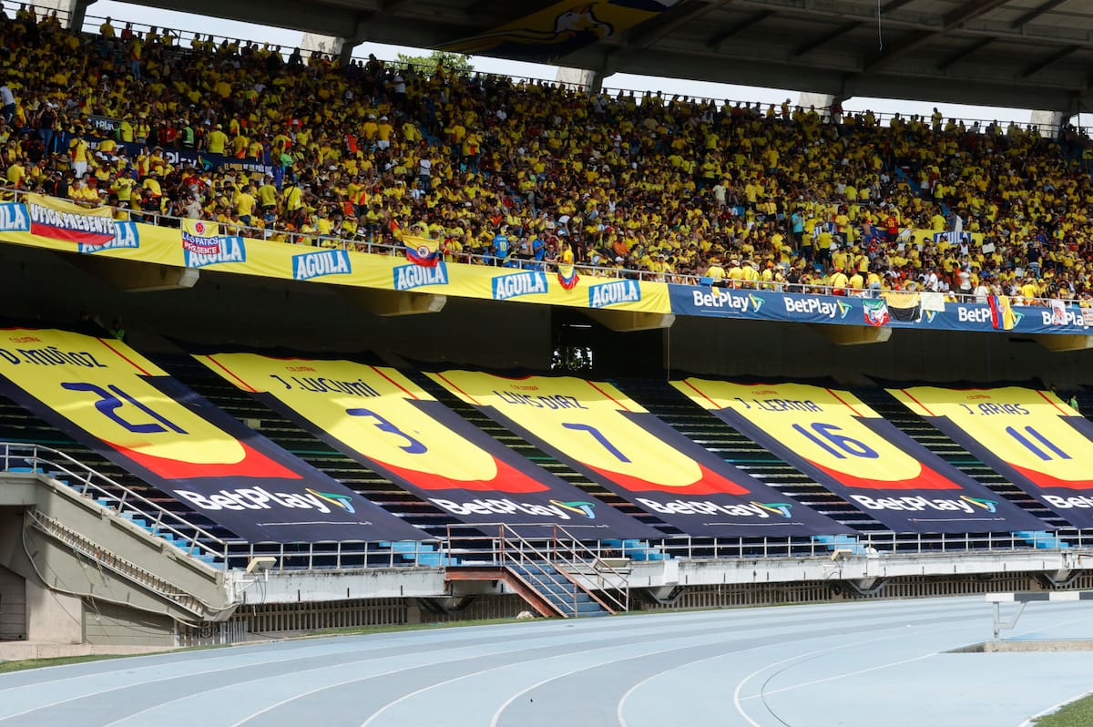 Hinchas de Colombia en el Estadio Metropolitano de Barranquilla. //EFE