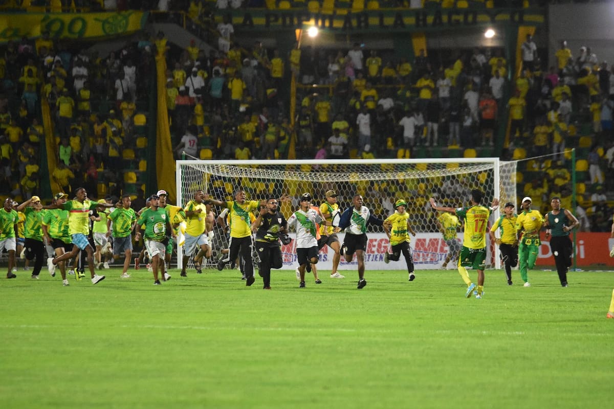 La hinchada se metió al campo en uno de los partidos del Real Cartagena.//EL UNIVERSAL